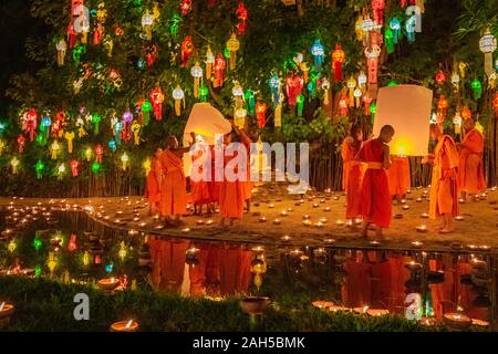 Chaing Mai, Thailand - November 03, 2017: Loy Krathong Festival in Chiangmai. Traditionelle Mönch Licht schwebende Ballon Papier jährlich am Wat Ph Stockfoto