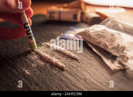Kokainschnupfen durch einen 100-Euro-Schein Stockfoto