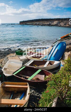 Adeje El Puertito. Teneriffa. Spanien. Bunte Ruderboote, im Vordergrund von El Puertito Bay Stockfoto