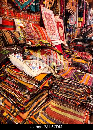 Türkische Teppiche und Kissen mit nationalen Mustern. Hintergrund aus Textil. Türkischen Teppich Shop. Markt. Stockfoto