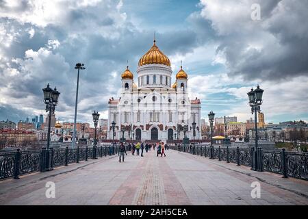 Moskau, Russland - 16. April 2015: Die Landschaft der Kathedrale von Christus dem Erlöser von der Brücke über den Fluss Moskwa, Moskau, Russland Stockfoto