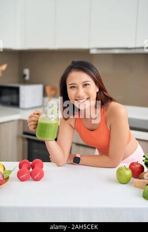 Smoothie detox Diät Trinken. Gesunde Frau mit Fit Körper trinken frische organische Stockfoto