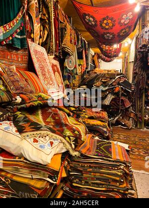 Türkische Teppiche und Kissen mit nationalen Mustern. Hintergrund aus Textil. Türkischen Teppich Shop. Markt. Stockfoto