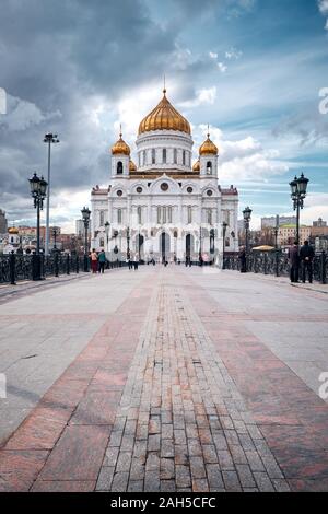 Moskau, Russland - 16. April 2015: Die Landschaft der Kathedrale von Christus dem Erlöser von der Brücke über den Fluss Moskwa, Moskau, Russland Stockfoto