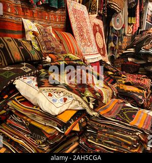 Türkische Teppiche und Kissen mit nationalen Mustern. Hintergrund aus Textil. Türkischen Teppich Shop. Markt. Stockfoto