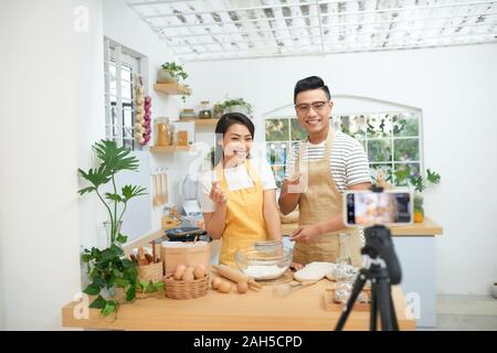 Paar Teig zusammen, Backen und Kochen Konzept rustikalen Stil Foto für Cook Buch und Kochen blog Stockfoto