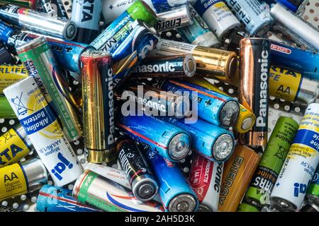 Sibiu, Rumänien - Februar 17, 2019, zum Einmalgebrauch, leeren Batterien verschiedener Größe und Farbe verwendet, Ansicht von oben Stockfoto