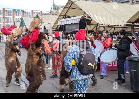 Sibiu, Rumänien - 21. Dezember 2019. Rumänische Weihnachten Bräuche genannt Bär tanzen, am Weihnachtsabend in den zibin Gemüsemarkt von S Stockfoto