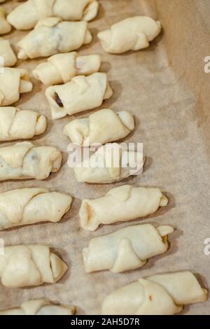 Traditionelle süße Osteuropa füllen mit Turkish Delight und Kakao, in der Pfanne fertig zu backen angeordnet Stockfoto