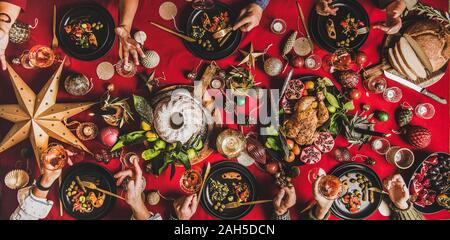 Freunde Essen und Unterhaltung festliche Weihnachten Tabelle, breiten Zusammensetzung Stockfoto