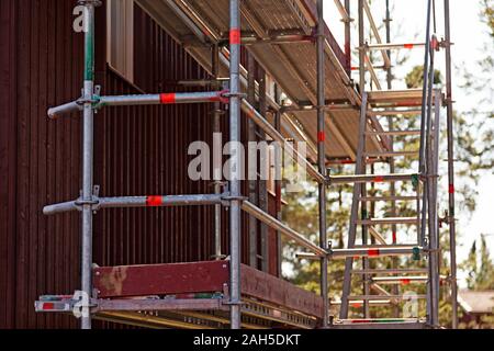 Gerüste montiert Fassade der Häuser in Roback zu streichen Stockfoto