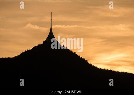 Mountain Hotel Jested und Sender über die Stadt Liberec Stockfoto