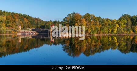 Herbst an der Staumauer Les Kralovstvi in der Nähe von Dvur Kralove nad Labem in der Tschechischen Republik Stockfoto