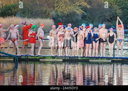 Hyde Park, London, 25. Dezember 2019. Die Schwimmer schauen bestimmt aber freundlich wie Sie bereit für Ihr Bad erhalten. Die traditionelle Weihnachten Tag schwimmen Rennen für die 'Peter Pan Cup' ist in der Serpentine Swimming Club im Londoner Hyde Park statt. Schwimmer aller Zeiten mutig Das winterliche Wetter und kalten Open Water der Serpentine für die traditionelle Veranstaltung, geschwommen werden mehr als 100 Yard Kurs. Das Rennen hat jedes Jahr seit 1864 statt. Credit: Imageplotter/Alamy leben Nachrichten Stockfoto