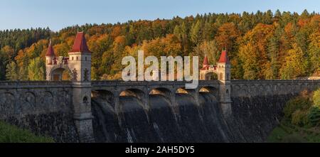 Herbst an der Staumauer Les Kralovstvi in der Nähe von Dvur Kralove nad Labem in der Tschechischen Republik Stockfoto