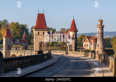 Herbst an der Staumauer Les Kralovstvi in der Nähe von Dvur Kralove nad Labem in der Tschechischen Republik Stockfoto