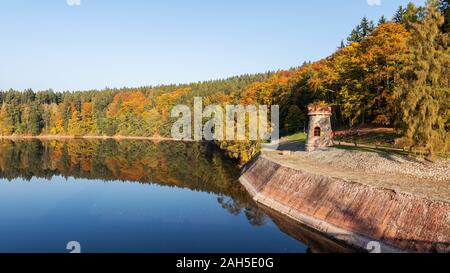 Herbst an der Staumauer Les Kralovstvi in der Nähe von Dvur Kralove nad Labem in der Tschechischen Republik Stockfoto