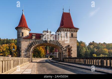 Herbst an der Staumauer Les Kralovstvi in der Nähe von Dvur Kralove nad Labem in der Tschechischen Republik Stockfoto