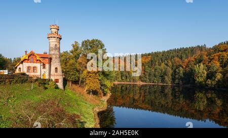 Herbst an der Staumauer Les Kralovstvi in der Nähe von Dvur Kralove nad Labem in der Tschechischen Republik Stockfoto