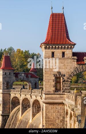 Herbst an der Staumauer Les Kralovstvi in der Nähe von Dvur Kralove nad Labem in der Tschechischen Republik Stockfoto