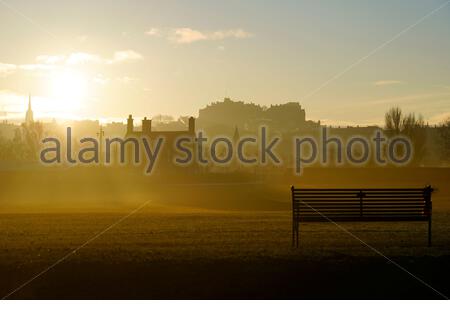 Edinburgh, Schottland, Großbritannien. 25. Dez 2019. Kalt, klar und hell mit geringer Masse Nebel am Weihnachtstag bei Sonnenaufgang in Inverleith Park, mit Blick auf das Edinburgh Castle. Quelle: Craig Brown/Alamy leben Nachrichten Stockfoto