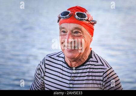 Hyde Park, London, 25. Dezember 2019. Ein glückliches Schwimmer nach dem Rennen. Die traditionelle Weihnachten Tag schwimmen Rennen für die 'Peter Pan Cup' ist in der Serpentine Swimming Club im Londoner Hyde Park statt. Schwimmer aller Zeiten mutig Das winterliche Wetter und kalten Open Water der Serpentine für die traditionelle Veranstaltung, geschwommen werden mehr als 100 Yard Kurs. Das Rennen hat jedes Jahr seit 1864 statt. Credit: Imageplotter/Alamy leben Nachrichten Stockfoto