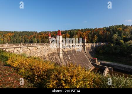 Herbst an der Staumauer Les Kralovstvi in der Nähe von Dvur Kralove nad Labem in der Tschechischen Republik Stockfoto