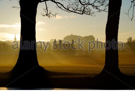 Edinburgh, Schottland, Großbritannien. 25. Dez 2019. Kalt, klar und hell mit geringer Masse Nebel am Weihnachtstag bei Sonnenaufgang in Inverleith Park, mit Blick auf das Edinburgh Castle. Quelle: Craig Brown/Alamy leben Nachrichten Stockfoto