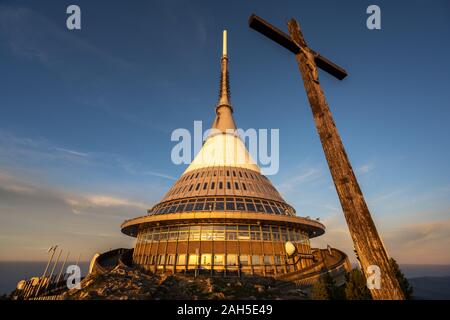 Berghotel Jested oberhalb der Stadt Liberec Stockfoto