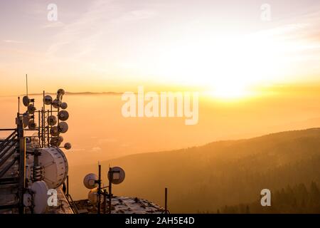 Berghotel Jested oberhalb der Stadt Liberec Stockfoto