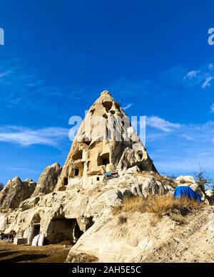 Kegelförmige Berge. Höhlen im Tal von Kappadokien. Beliebte touristische Ort. November 5, 2019 Stockfoto