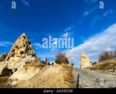 Kegelförmige Berge. Höhlen im Tal von Kappadokien. Beliebte touristische Ort. November 5, 2019 Stockfoto