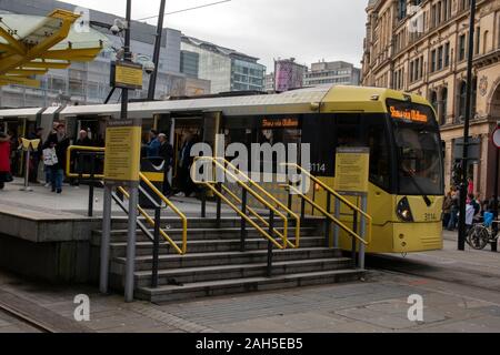 Gelbe Tram an der Manchester England 2019 Stockfoto