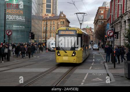 Gelbe Tram an der Manchester England 2019 Stockfoto