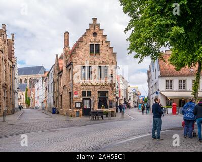 Street Scene im Zentrum der historischen Altstadt von Brügge, Westflandern, Belgien Stockfoto