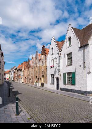 Reihe von Häusern mit historischen Giebeln entlang Oude Gentweg in der Altstadt von Brügge, Belgien. Stockfoto