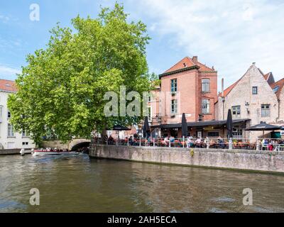 Predikherenrei mit Restaurant im Freien und Kanal in der Altstadt von Brügge, Belgien. Stockfoto