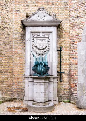 Wasserpumpe mit S.P.Q.B. Wappen und Schwan in der Altstadt von Brügge, Westflandern, Belgien Stockfoto