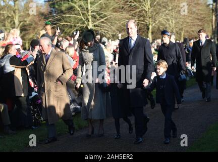 Der Prinz von Wales mit der Herzog und die Herzogin von Cambridge und ihre Kinder Prince George und Prinzessin Charlotte anreisen, die Weihnachten Morgen Gottesdienst in der St. Maria Magdalena Kirche in Sandringham, Norfolk zu besuchen. Stockfoto