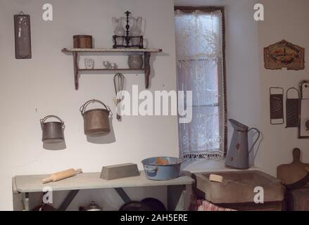 Ungersheim, Oberrhein/Frankreich - 13. Dezember, 2019: Innenansicht des 19. Jahrhunderts Küche in einem historischen elsässischen Country House Stockfoto