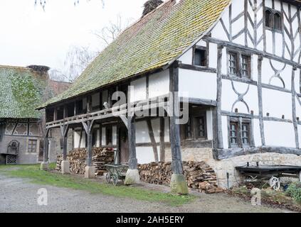 Ungersheim, Oberrhein/Frankreich - 13. Dezember, 2019: Blick auf einem historischen elsässischen Fachwerkhäuser Bauernhaus Stockfoto