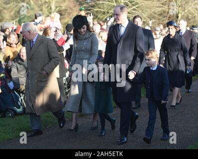 Der Prinz von Wales mit der Herzog und die Herzogin von Cambridge und ihre Kinder Prince George und Prinzessin Charlotte anreisen, die Weihnachten Morgen Gottesdienst in der St. Maria Magdalena Kirche in Sandringham, Norfolk zu besuchen. Stockfoto