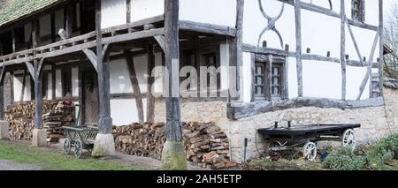 Ungersheim, Oberrhein/Frankreich - 13. Dezember, 2019: Blick auf einem historischen elsässischen Fachwerkhäuser Bauernhaus Stockfoto