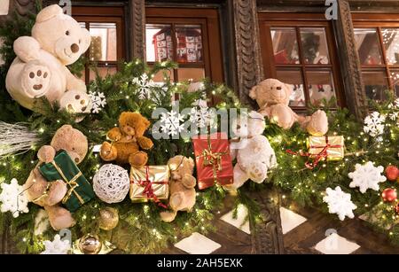 Straßburg, Paris/Frankreich - 14. Dezember, 2019: berühmte traditionelle Elsass Fachwerkhäuser Bollinger, das mit wunderschönen Weihnachtsschmuck aroun Stockfoto