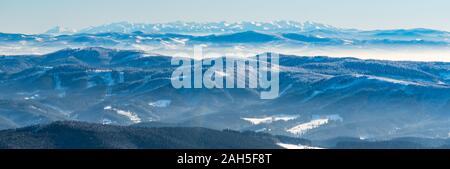 Blick auf die Tatra Berge von Lysa hora Hügel in Moravskoslezske Beskiden in der Tschechischen Republik während schönen Wintertag Stockfoto