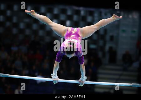 Szczecin, Polen, April 12, 2019: Aneta Holasova der Tschechischen Republik konkurriert im stufenbarren während des Europäischen künstlerischen Gymnastik Meisterschaften Stockfoto