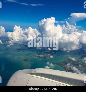 Türkisfarbene Meer und schönen geschwollene weiße Wolken begrüßt Urlauber auf die Insel Stockfoto