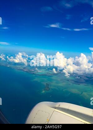 Türkisfarbene Meer und schönen geschwollene weiße Wolken begrüßt Urlauber auf die Insel Stockfoto