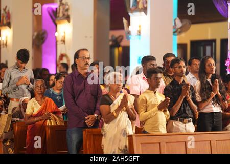 Colombo, Dez. 24. 21 Apr, 2019. Leute kommen Weihnachten Christmette in der St. Antonius Kirche in Colombo, Sri Lanka, Dez. 24, 2019. Zu den Teilnehmern gehörten viele Überlebende und Angehörige der Opfer des mehrere Bombenanschläge, Kirchen und Hotels im ganzen Land am 21 April, 2019 Hit. Credit: Tang Lu/Xinhua/Alamy leben Nachrichten Stockfoto