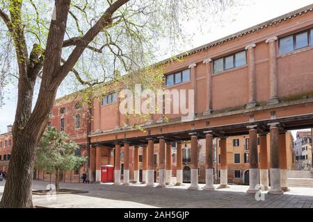 Castello, Venedig, die CAVALCAVIA oder Gangway auf Spalten, die durch GA Pigazzi Trennung Campiello de la Chiesa und San Francesco della Vigna Kirche aus Stockfoto